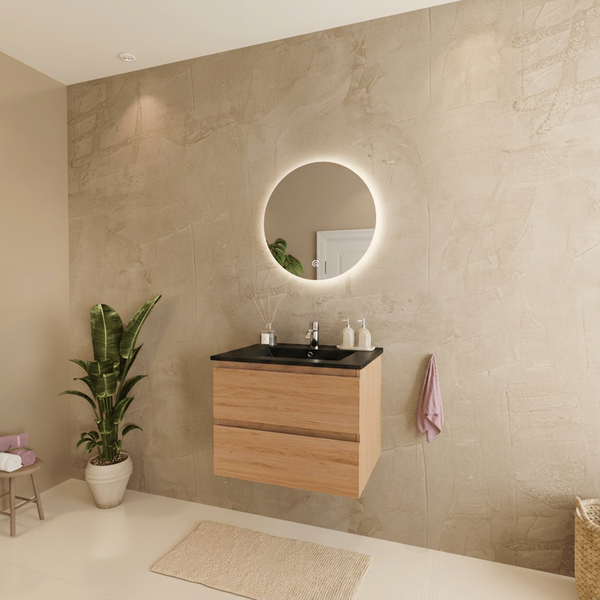 Modernes Badezimmer mit hängendem Waschtischunterschrank in Holzoptik, schwarzem Waschbecken und rundem Spiegel mit Beleuchtung.