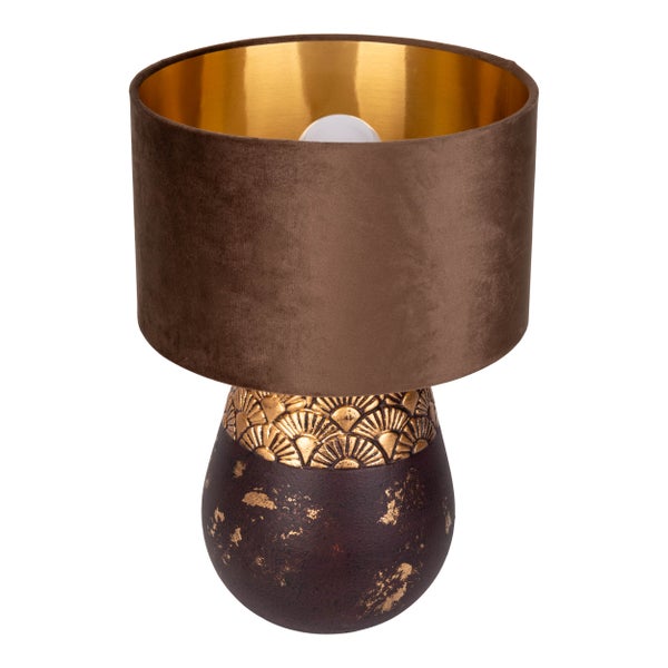 Regal mit Dekorationselementen wie Lampe, Spiegel und Körben