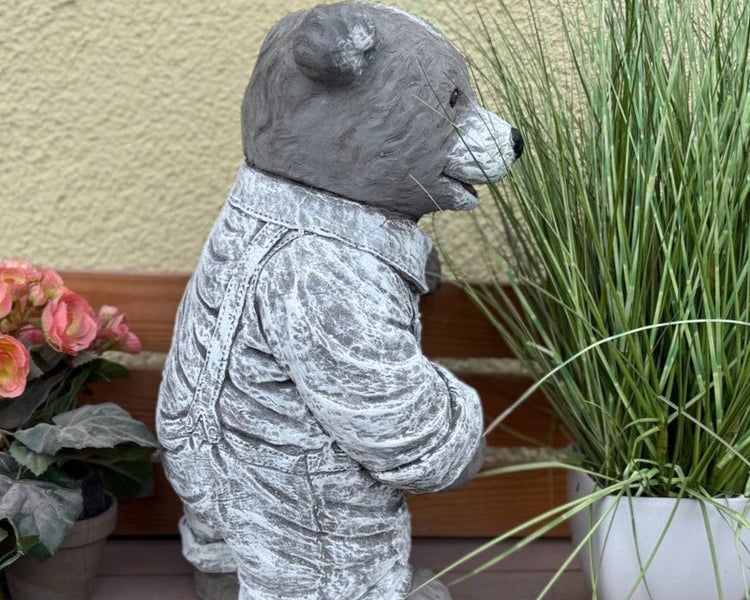 Gartenfigur in Form eines Bären mit Latzhose aus Stein für die Außendekoration