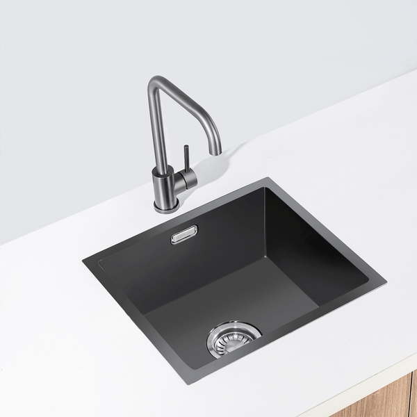 Einbau-Küchenspüle mit moderner Küchenarmatur in einer Arbeitsplatte integriert.