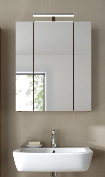 Spiegelschrank mit Beleuchtung über einem Waschbecken im Badezimmer