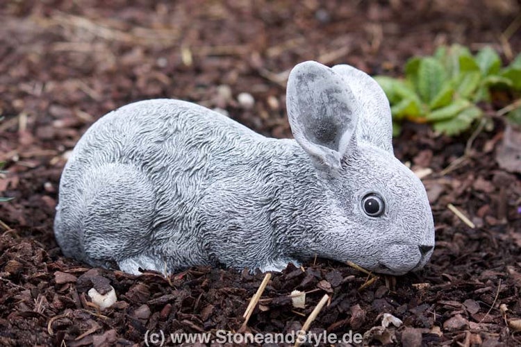 Dekorative Gartenfigur in Form eines sitzenden Hasen aus Stein für die Gartendekoration.