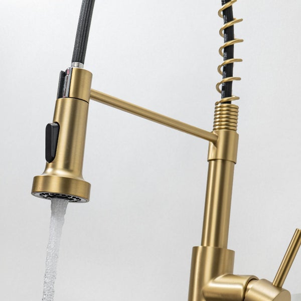 Küchenarmatur mit ausziehbarer Schlauchbrause und Wasserfluss, Oberfläche in Messing Optik.