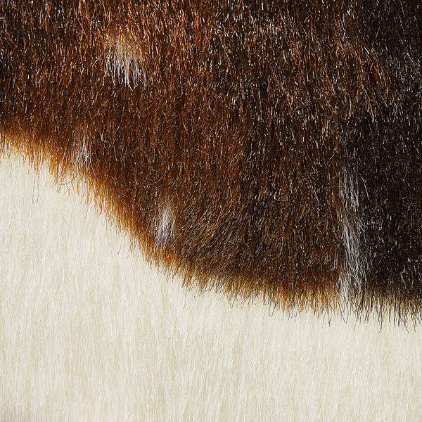 Nahaufnahme eines Teppichs mit Kuhfellmuster