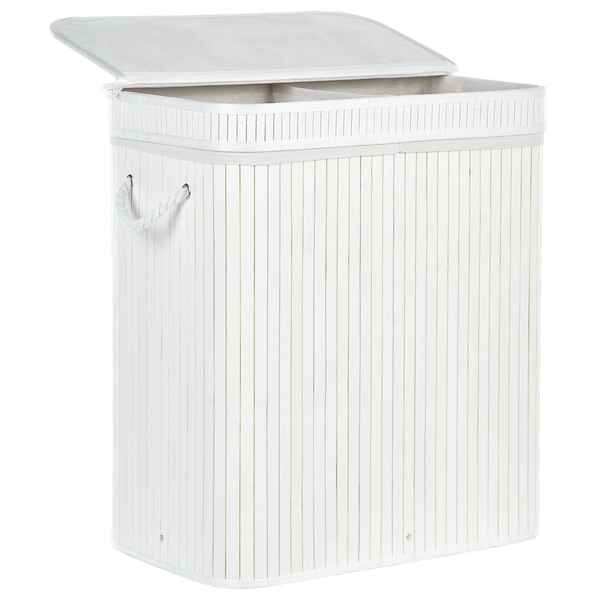 Nahaufnahme von Glockenblumen im Gartenbeet