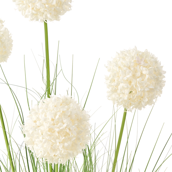 Dekorative Kunstblumen mit runden Blütenständen und grünen Halmen