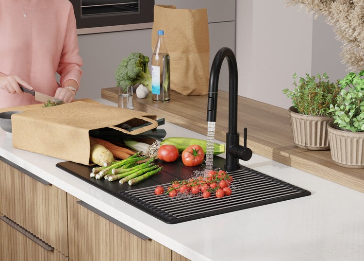 Küchenszene mit Gemüse und schwarzer Armatur