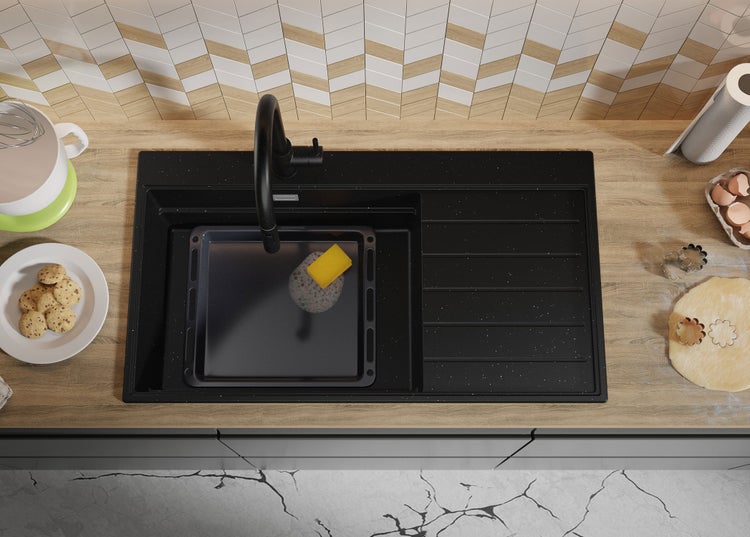 Küchenszene mit schwarzem Spülbecken, Armatur und Küchenutensilien auf einer hölzernen Arbeitsplatte