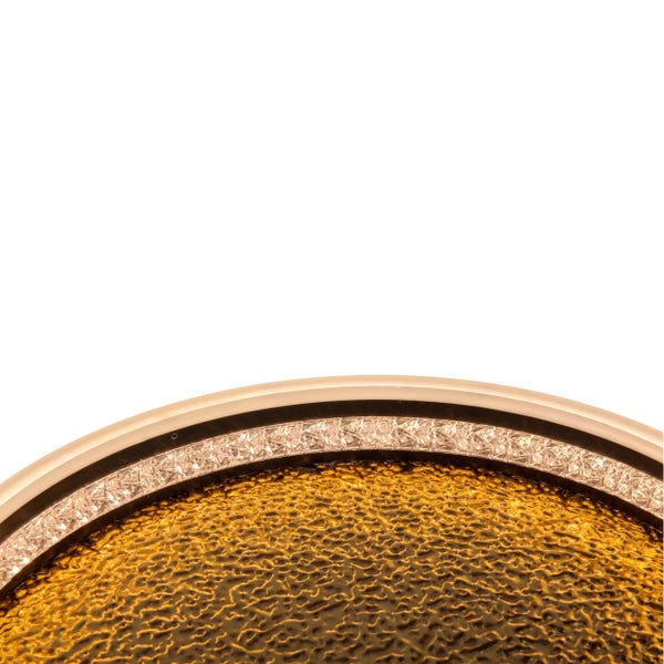 Detailansicht einer Deckenleuchte mit Kristallakzenten