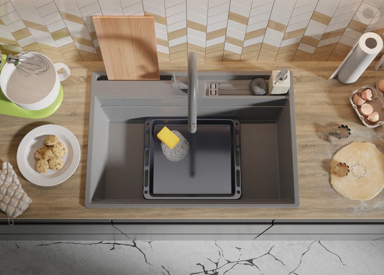 Spüle mit Abtropffläche, Spültischarmatur und Küchenutensilien auf einer Arbeitsplatte