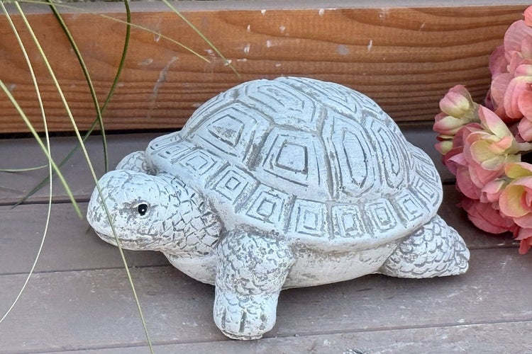 Dekorative Schildkröte aus Stein für den Garten als Gartenfigur