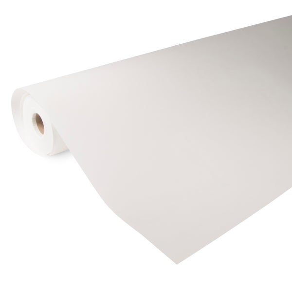 Einfarbige Strukturtapete in Hellgrau in einer minimalistischen Raumszene mit dekorativen Vasen auf einem Tisch.