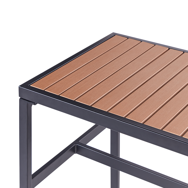 Detailansicht eines Gartentisches mit Holzlatten und Metallgestell