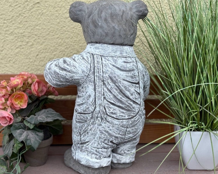 Gartenfigur aus Stein in Form eines Bären mit Latzhose, Rückansicht