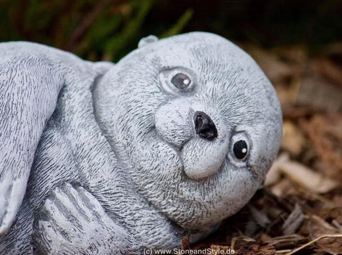 Gartenfigur in Form einer liegenden Robbe aus Steinguss für die Gartendekoration