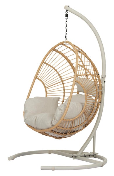 Hängesessel aus Geflecht mit Gestell und bequemen Kissen für Garten und Terrasse.