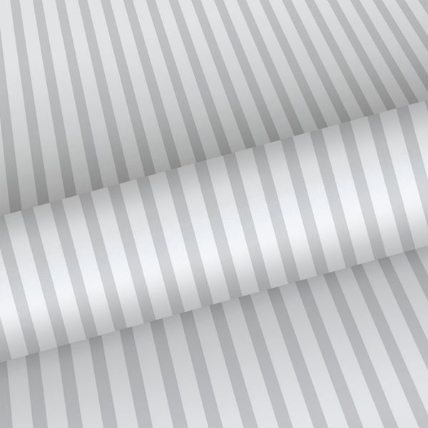 Person pumpt Luftmatratze mit integrierter Fusspumpe auf