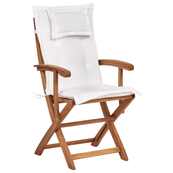 Holzstuhl mit Armlehnen und weißer Polsterung für den Außenbereich