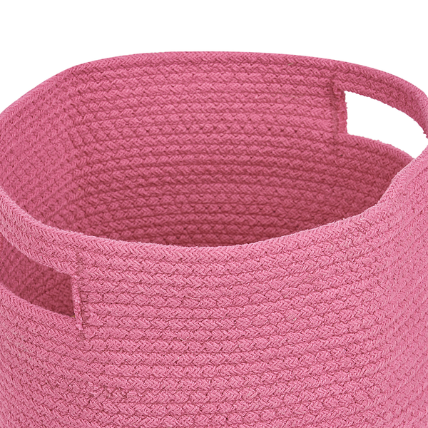 Nahaufnahme eines geflochtenen Korbes mit Griffen