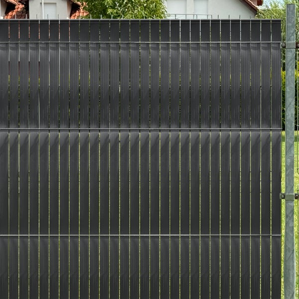 Doppelstabmattenzaun mit Sichtschutzstreifen