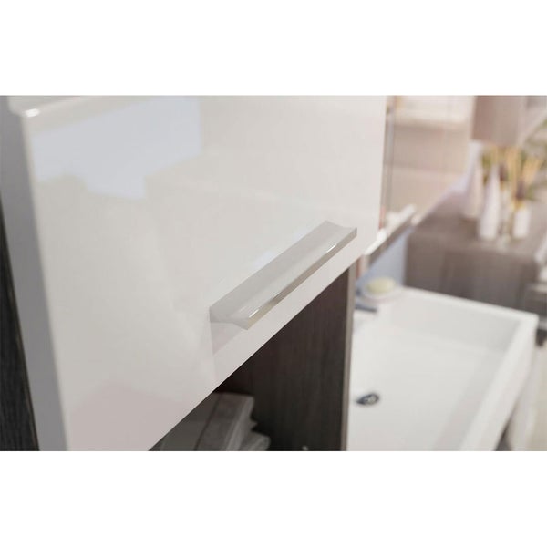 Detailansicht eines Badezimmerschranks mit weißer Hochglanzfront und silberfarbenem Griff.