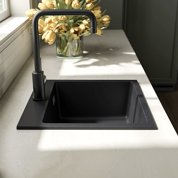 Moderne quadratische Einbauspüle mit passender Küchenarmatur in einer hellen Küchenzeile mit Blumenstrauß