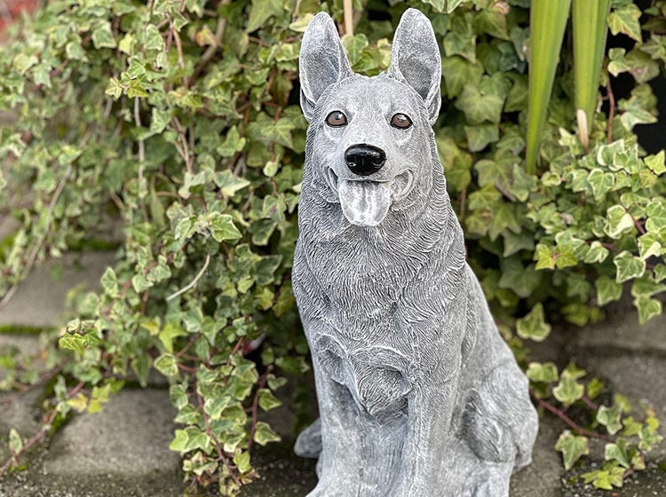 Steinfigur Schäferhund für den Garten als dekorative Tierstatue aus wetterfestem Material.