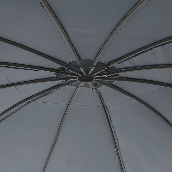 Runder Pavillon in Anthrazit mit Vorhängen auf einer Terrasse mit Gartenmöbeln, Rattansofa und Pflanzen.