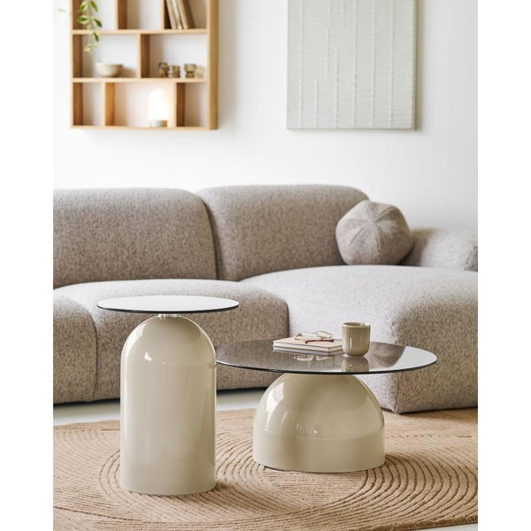 Wohnzimmer mit Sofa und zwei Beistelltischen mit Glasplatten