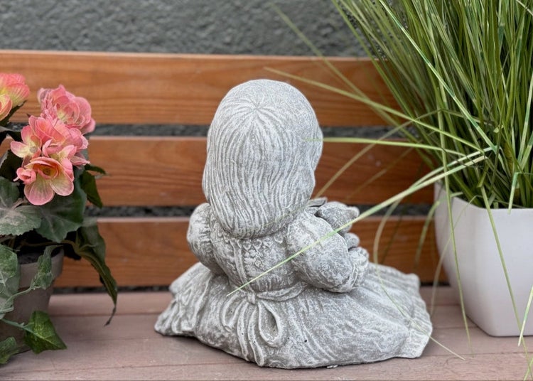 Gartenfigur in Form eines sitzenden Mädchens aus Stein für den Außenbereich