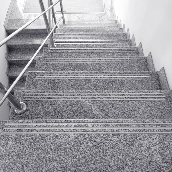 Treppe mit Metallgeländer und Stufen aus Steinmaterial