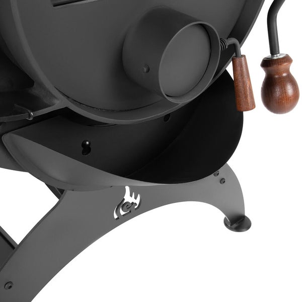 Detailansicht eines Ofens mit Holzgriff und Füßen