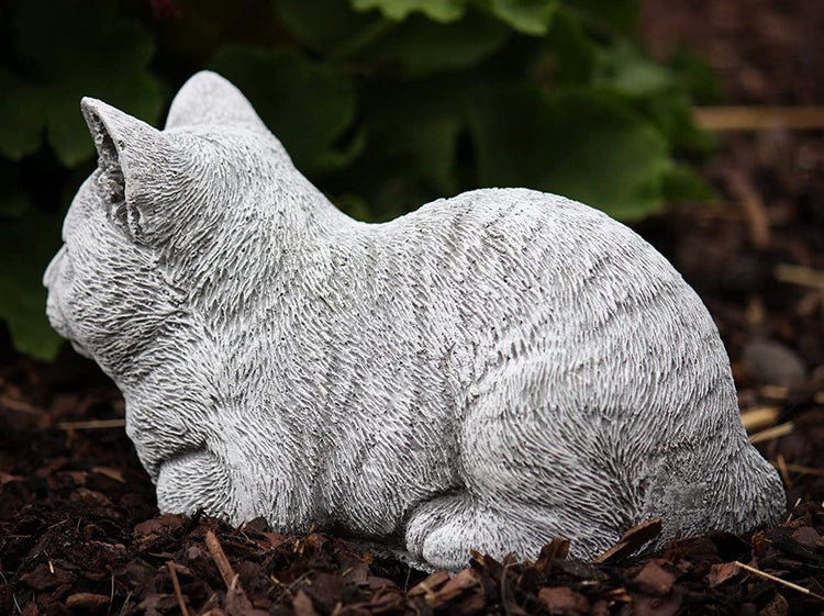 Dekorative Gartenfigur Katze aus Stein in liegender Position