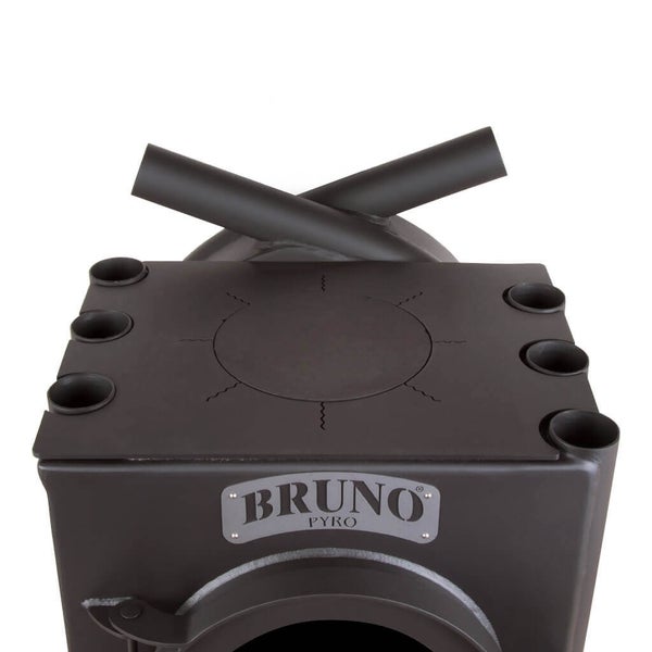 Detailansicht eines Kaminofens mit Kochplatten und Bruno Pyro Logo