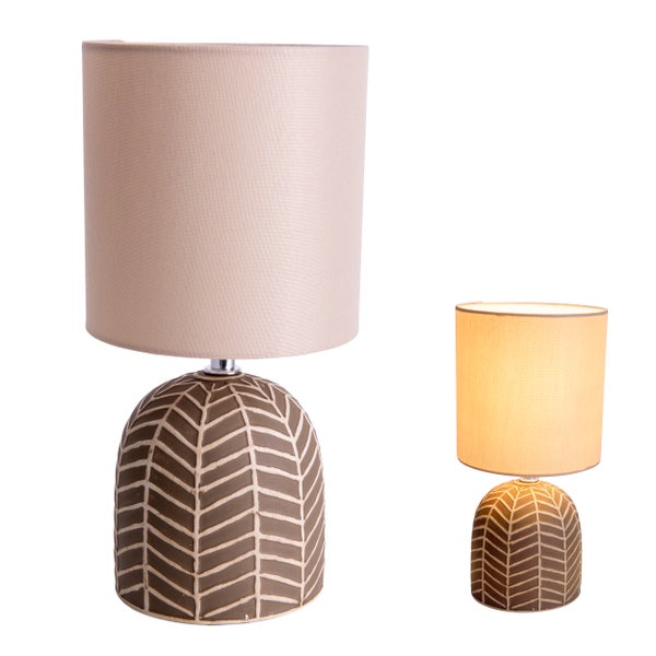 Tischleuchte mit Stoffschirm und Keramikfuß mit Blattmuster