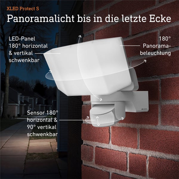 Steinel XLED Protect S LED-Strahler mit Bewegungsmelder, 180 Grad schwenkbarem Panel und Sensor für Panoramabeleuchtung an einer Backsteinwand.