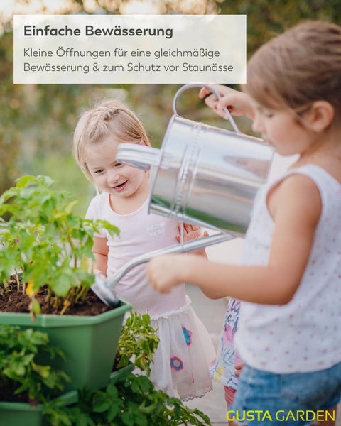 Zwei Kinder gießen Pflanzen in einem grünen Pflanzkasten mit einer Gießkanne aus Metall. Bild zeigt einfache Bewässerung. Gusta Garden Logo.