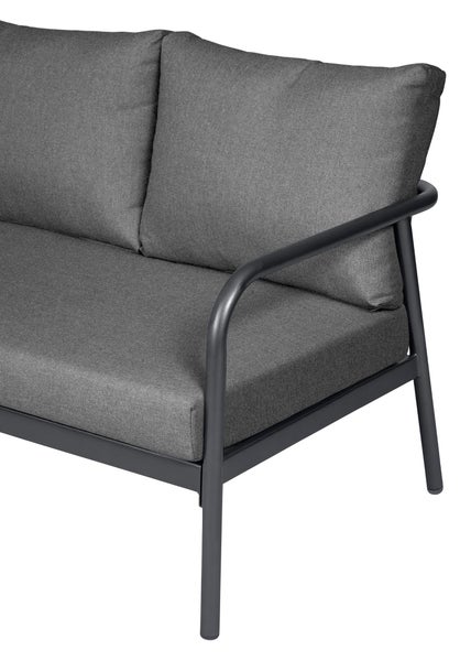 Gartensofa mit schwarzem Metallgestell und grauen Polstern.