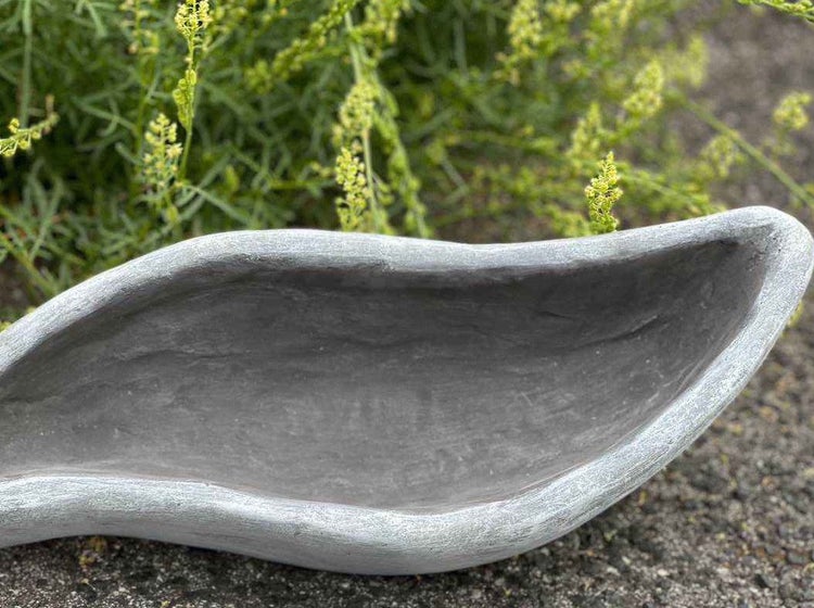Blattfoermige Pflanzschale aus Beton mit strukturierter Oberflaeche fuer den Garten oder Wohnbereich