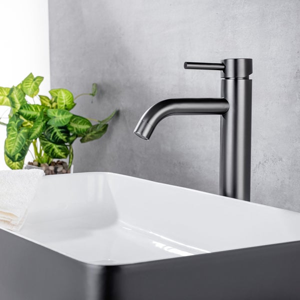 Moderne Einhebel Waschtischarmatur in matter Oberfläche am Waschbecken im Badezimmer