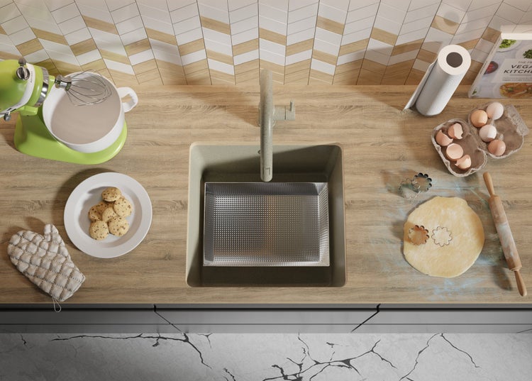 Küchenszene mit Spüle, Armatur, Rührgerät, Backzutaten und Gebäck