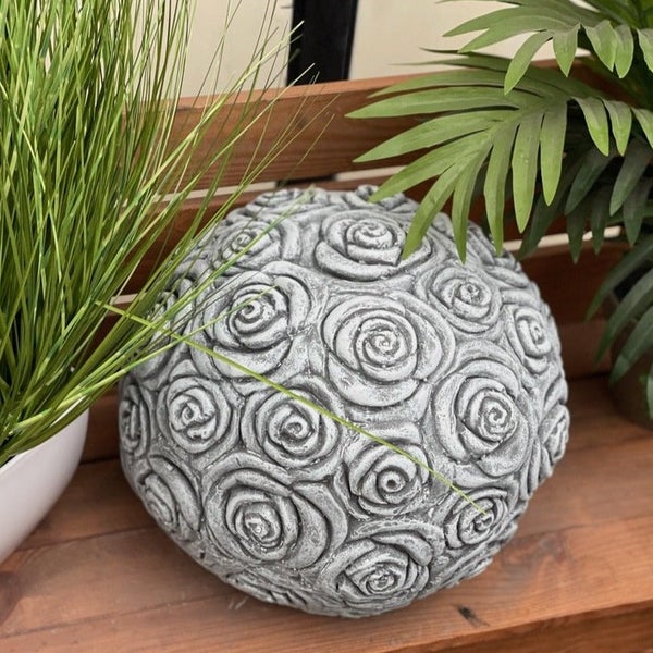 Dekorative Gartenkugel aus Beton mit Rosenmuster als Gartenstecker oder Dekokugel für den Außenbereich.