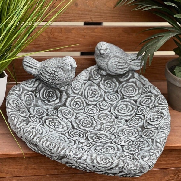 Vogeltränke aus Kunststein in Herzform mit zwei Vögeln und Rosenrelief als Dekoration für den Garten
