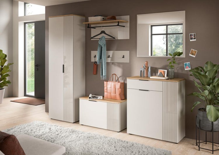 Eingangsbereich mit Garderobenschrank, Sitzbank, Schuhschrank, Spiegel und Wandgarderobe