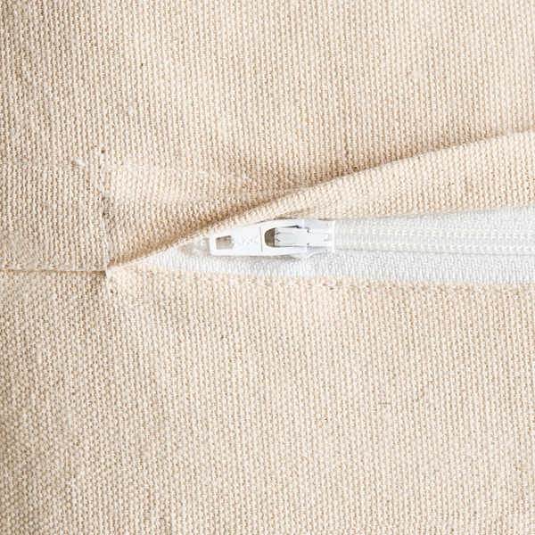 Detailansicht eines beigen Kissenbezugs mit Reißverschluss