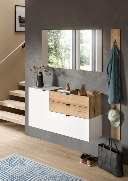 Flur mit weißem Hängeschrank, Spiegel, Garderobenpaneel, Schuhen und Tasche