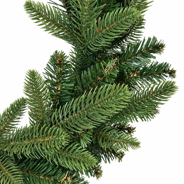Künstlicher Tannenzweig für Dekorationen zu Weihnachten.