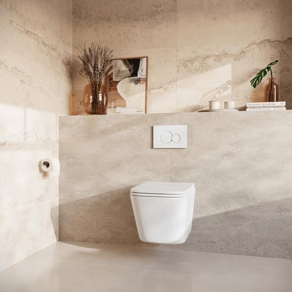 Modernes wandhängendes WC mit Betätigungsplatte in einem Badezimmer mit beigen Steinoptikfliesen und dekorativen Accessoires.