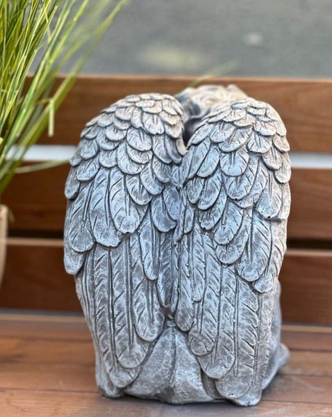 Engelsflügel-Steinfigur für Garten und Grab, detaillierte Skulptur eines geschlossenen Flügelpaars aus Steinguss.