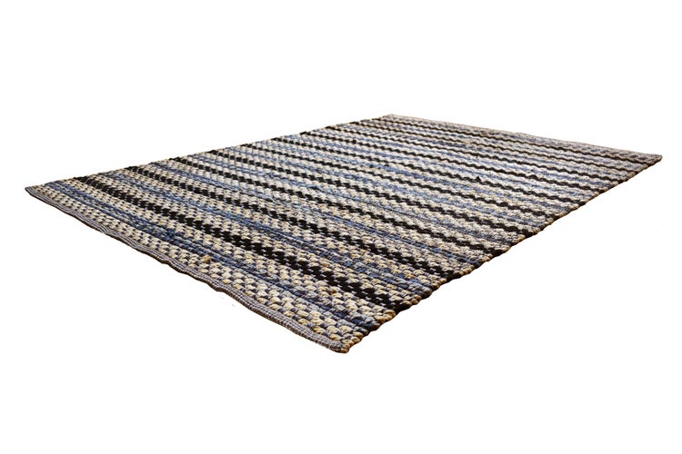 Flachgewebter Teppich mit blau-grauem Streifenmuster, strukturierte Oberfläche.